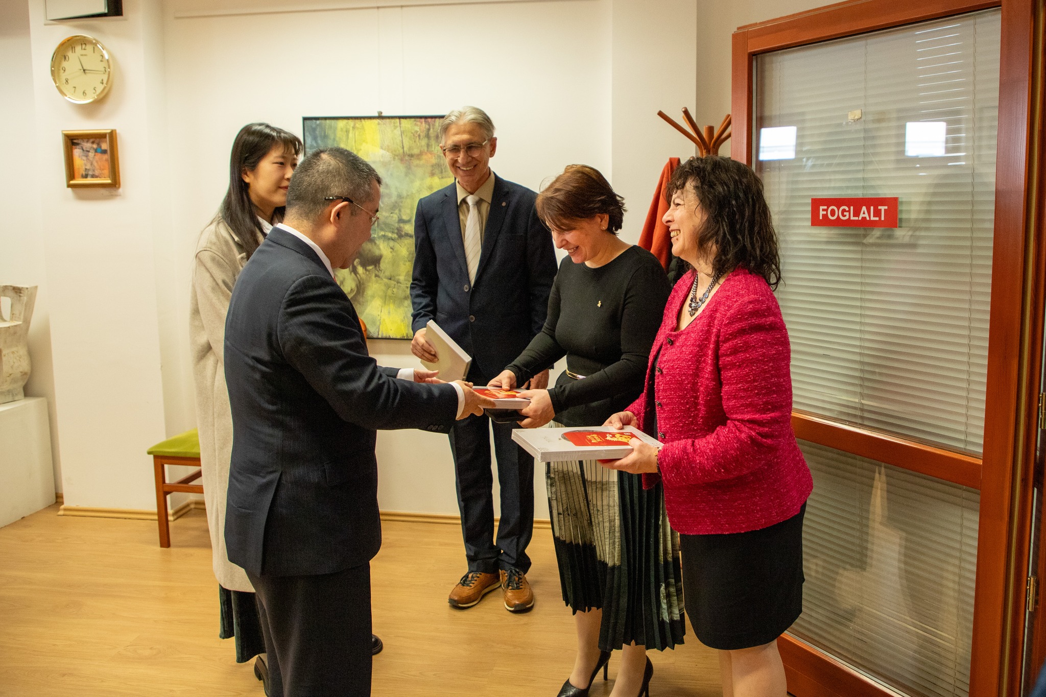 ajándékozás egyik pillanata